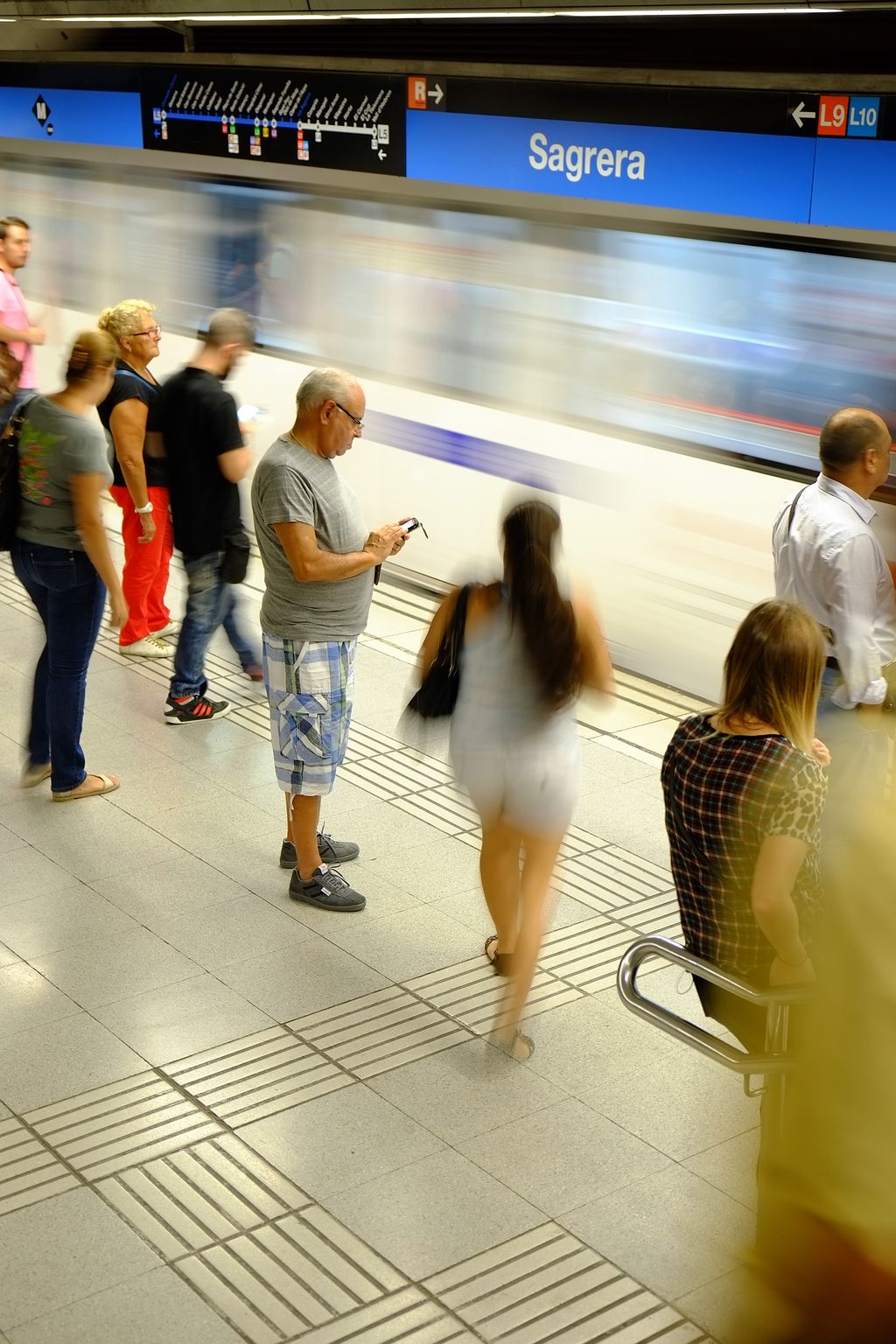 Estació de metro La Sagrera. Tren arribant a la parada