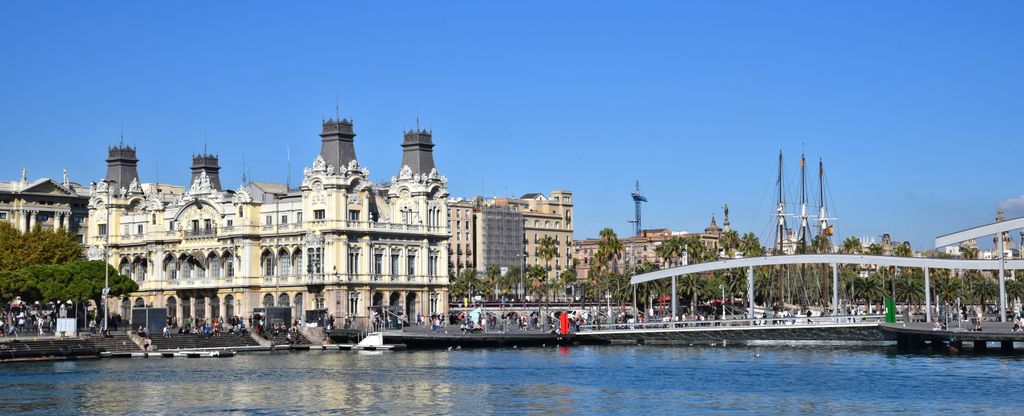Puerto de Barcelona visto desde el mar con la Autoridad Portuaria y la rambla de Mar