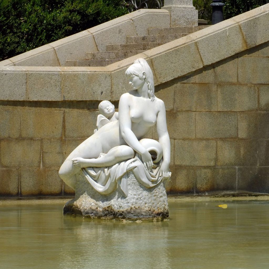 Escultures dels jardins de Joan Maragall. Dona amb nen, de Lluïsa Granero