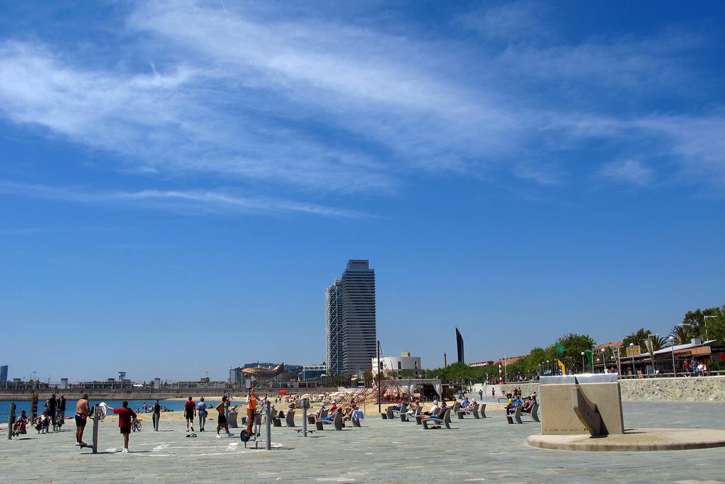 Platja de la Nova Icària. Passeig i rellotge de sol