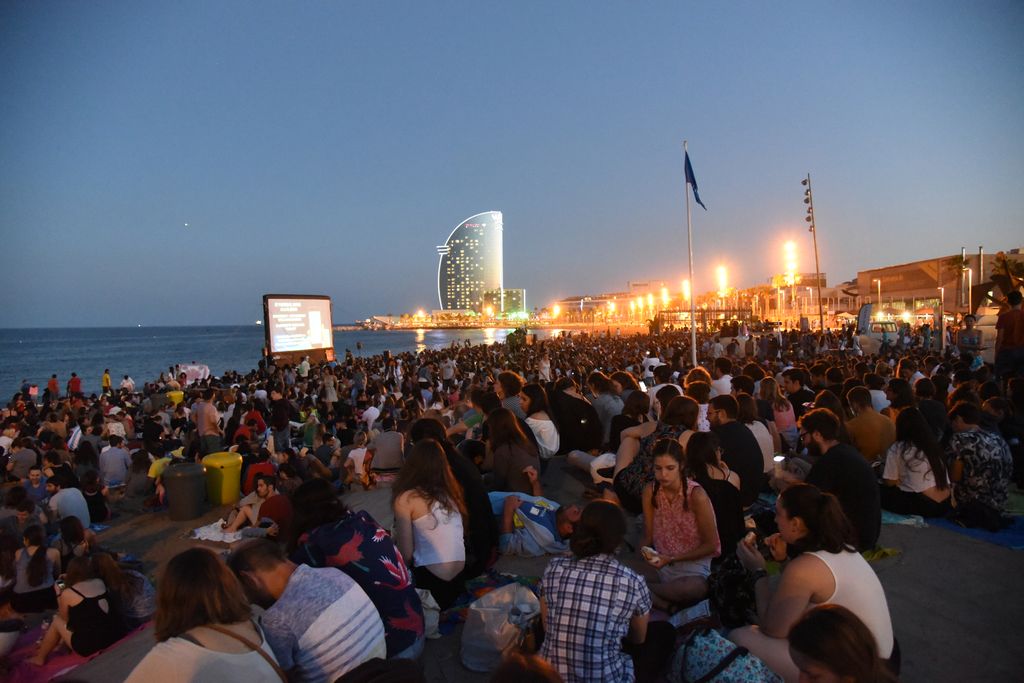 Cinema a la platja de Sant Sebastià a l'estiu