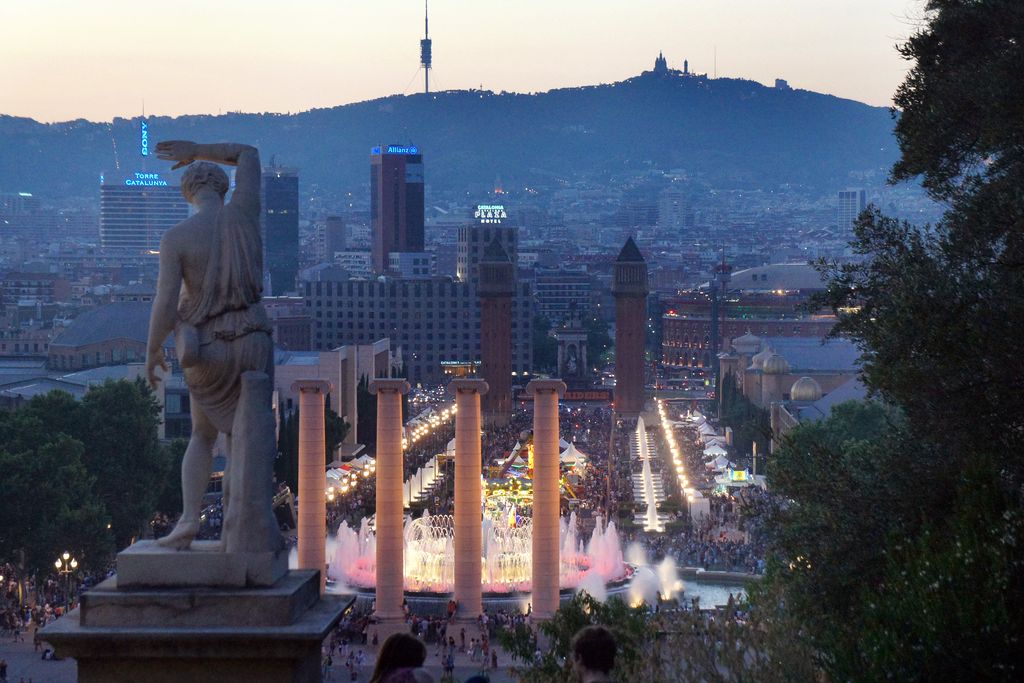 Barcelona Harley Days a l'avinguda de la Reina Maria Cristina. Vista nocturna des del Museu Nacional d'Art de Catalunya (MNAC)