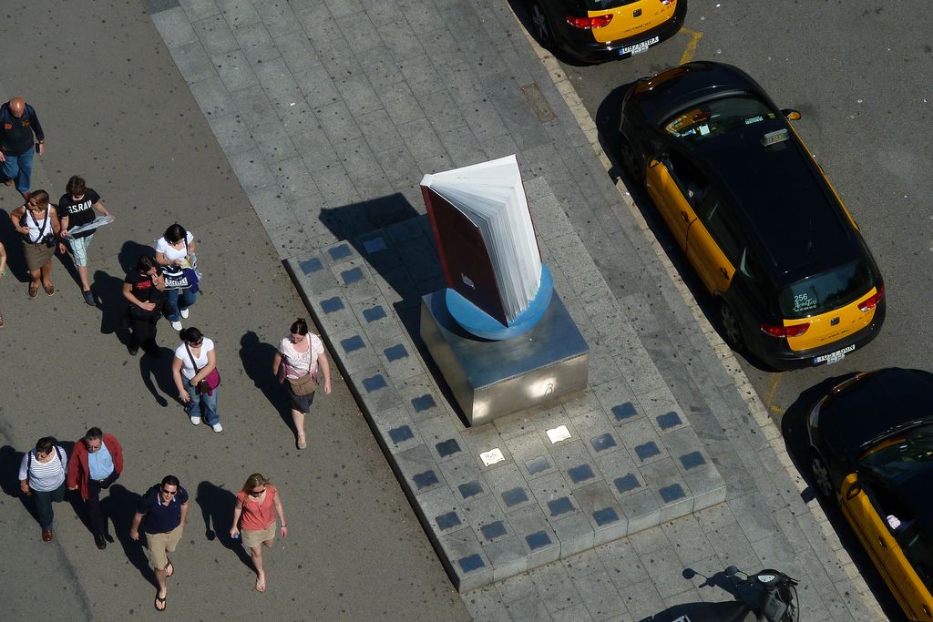 Passeig de Gràcia. Vista àeria de l'escultura Homenatge al llibre