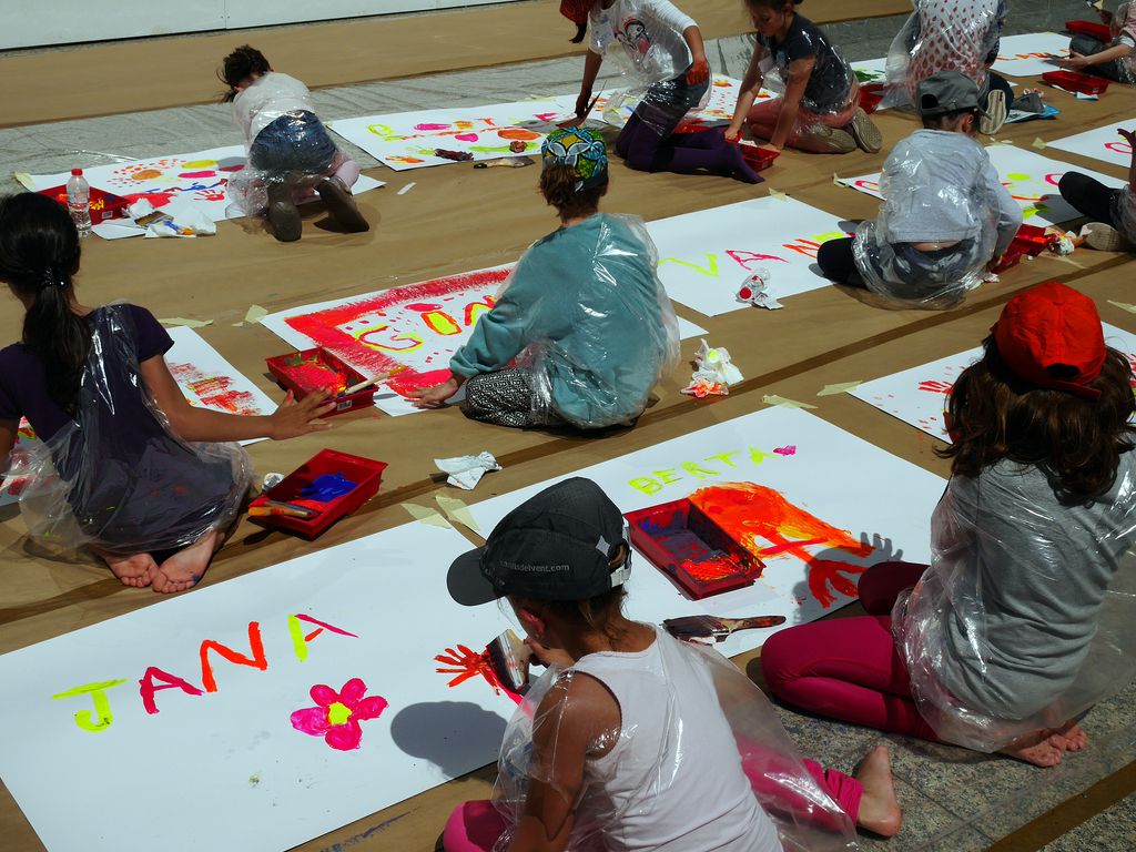 Activitats de "Món Llibre 2016, el Sant Jordi per als nens i les nenes". Infants dibuixant