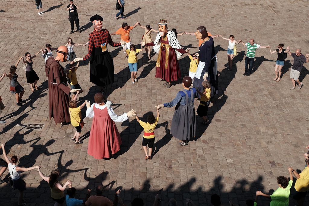 Danses tradicionals al Castell de Montjuïc. Rotllanes de gegants i persones ballant sardanes