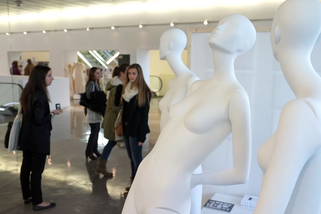 080 Barcelona Fashion. Visitants i maniquins