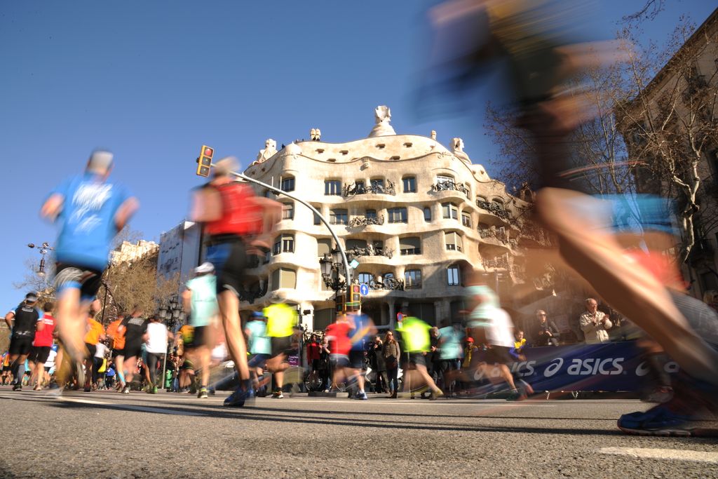 Maratón de Barcelona 2015. Corredores y público delante de La Pedrera