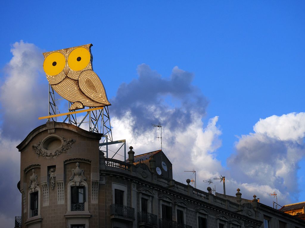 Rètol lluminós d'El Mussol a la plaça de Mossèn Jacint Verdaguer. Antic anunci de Rètols Roura