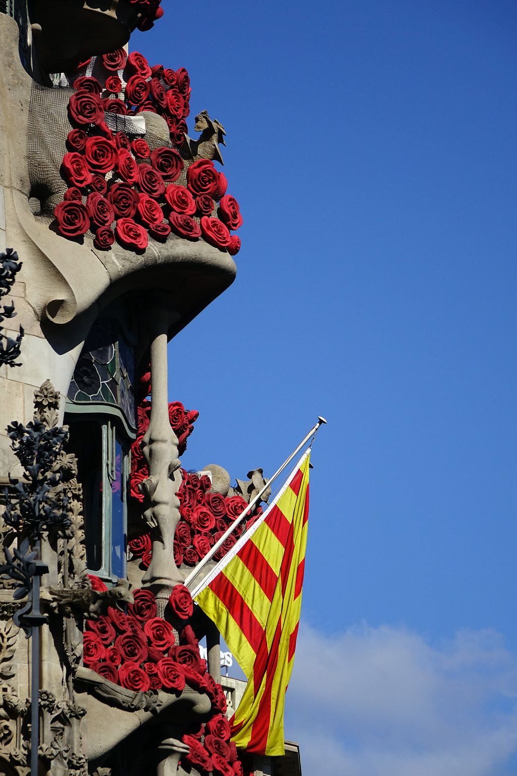 Diada de Sant Jordi 2016. Façana de la Casa Batlló decorada amb roses vermelles i una senyera