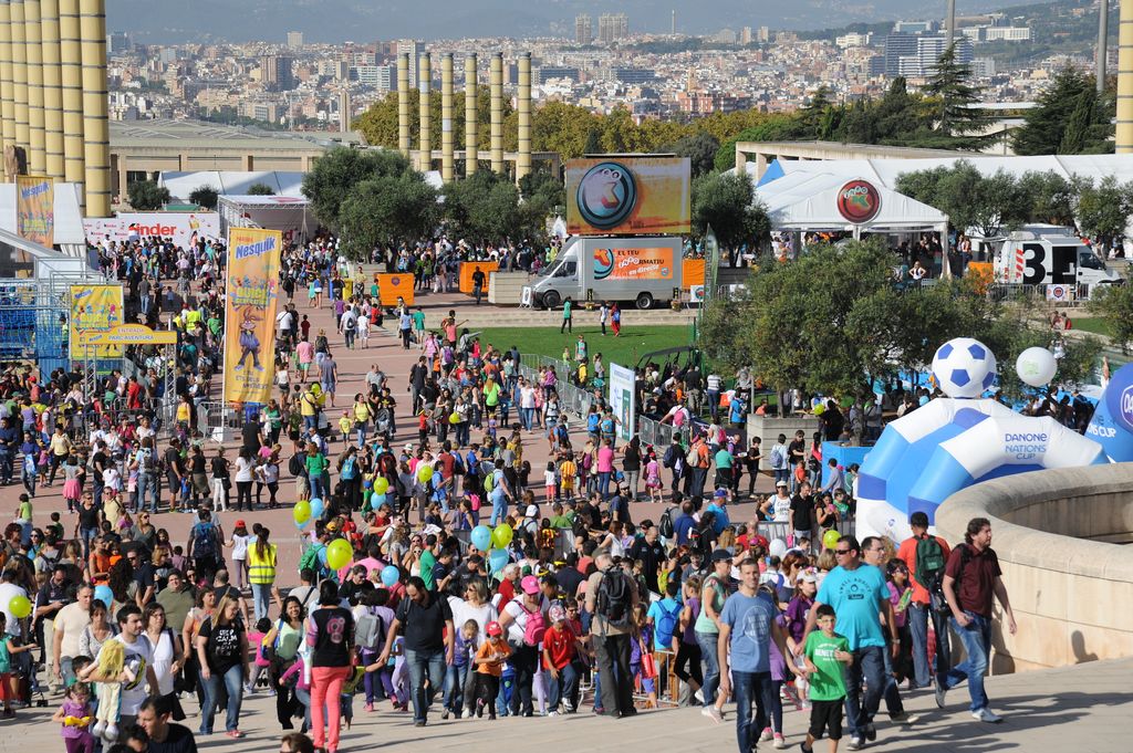 La Festa dels Súpers. Públic assistent als voltants de l'Estadi