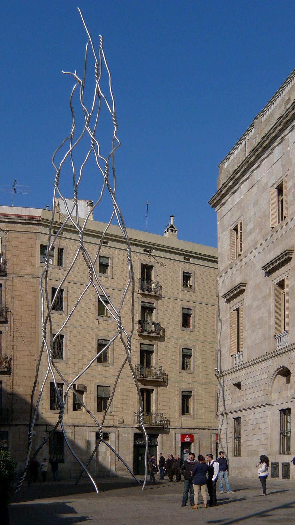 Monument als castellers de la plaça Sant Miquel. Vista de la plaça