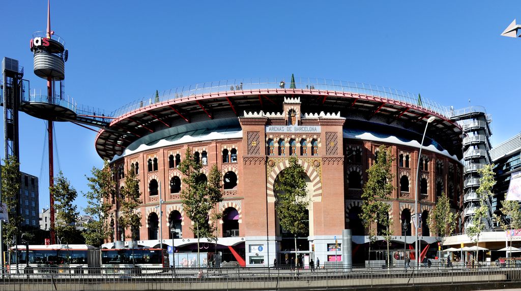 Centre comercial Les Arenes de Barcelona. Façana de la plaça d'Espanya i ascensor