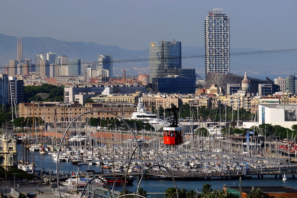 Vistas del teleférico y del puerto de Barcelona desde el mirador del Poble-sec. Port Vell