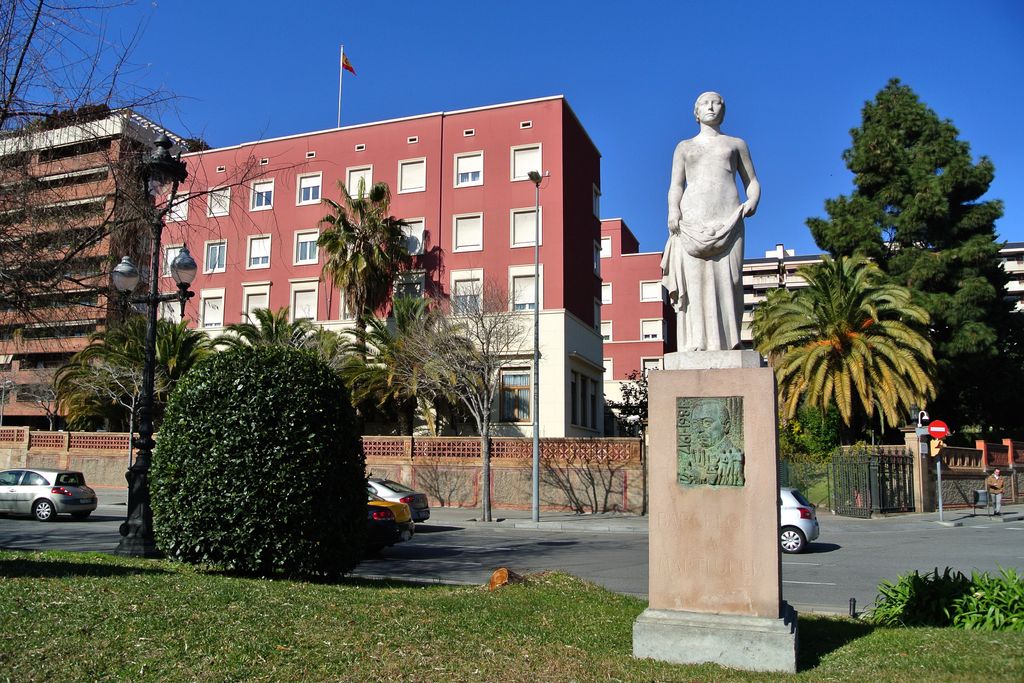 Plaça de la Reina Maria Cristina. Monument al doctor Martí i Julià