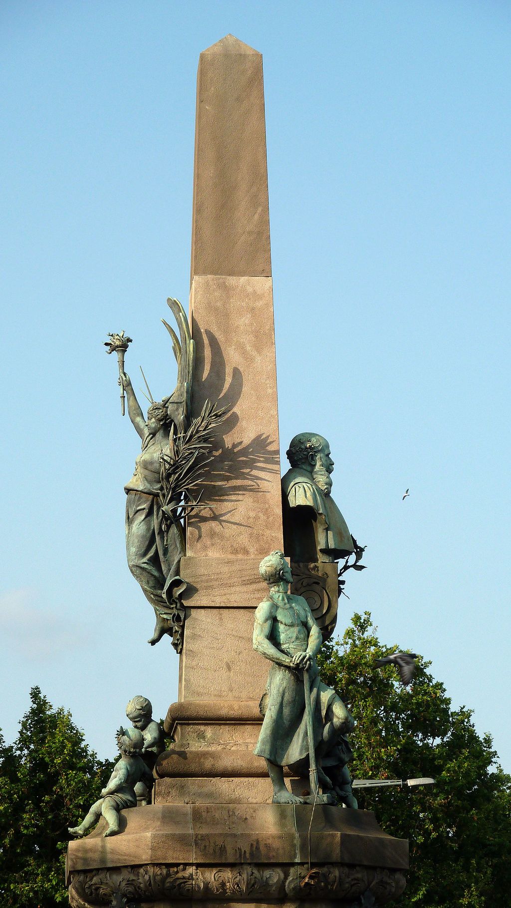 Monument a Rius i Taulet del passeig de Lluís Companys. Escultures i obelisc