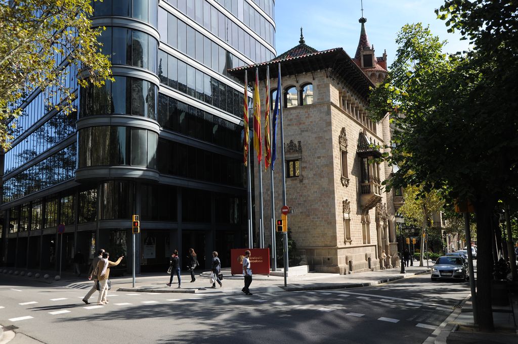 Diputació de Barcelona - Casa Serra vista des de l'avinguda Diagonal