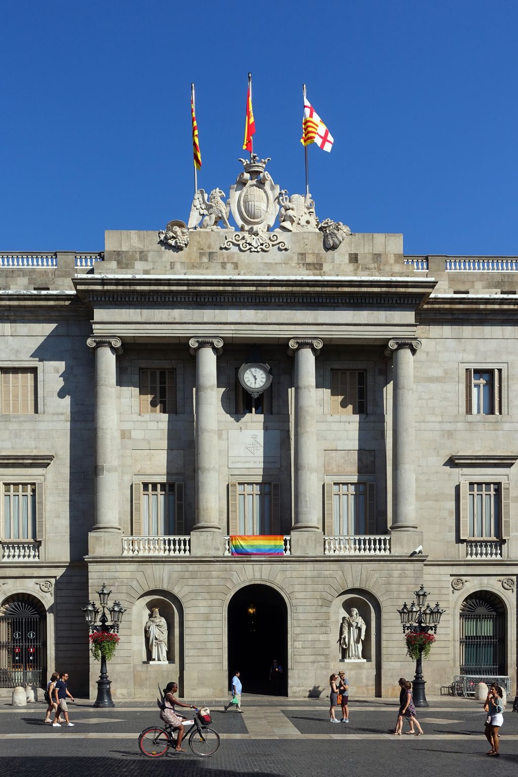 Dia Internacional de l'Orgull LGTBI. Edifici amb la bandera de l'arc de Sant Martí penjada del balcó