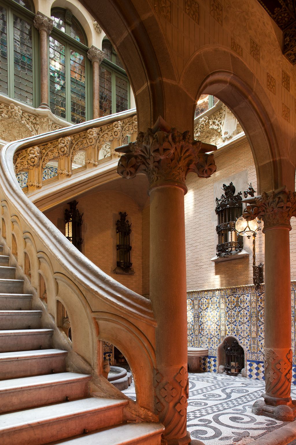 Palau del Baró de Quadras. Escales