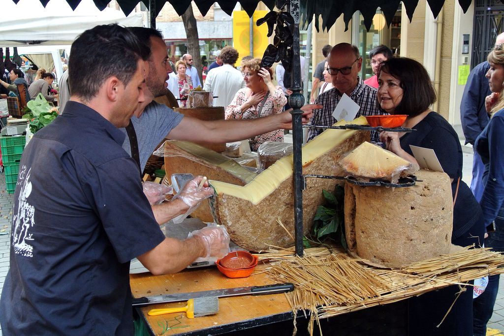 Fira del comerç a Sarrià. Parada de formatges