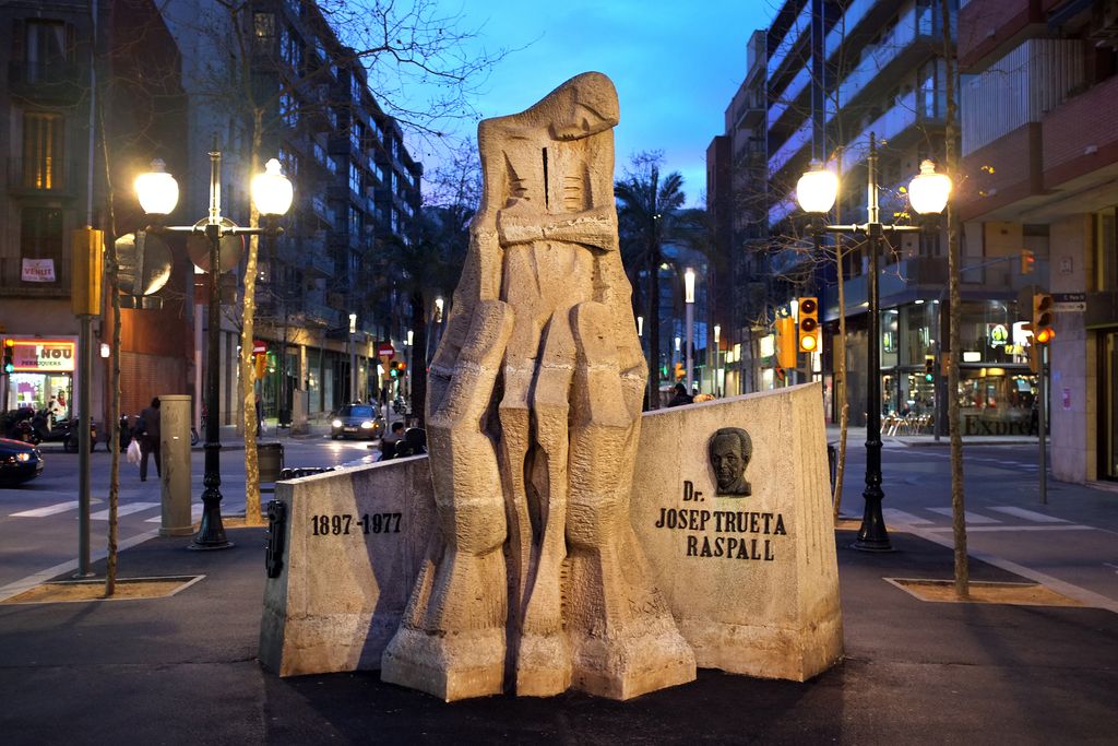 Monument al Doctor Josep Trueta de Josep Ricart. Part frontal vista a a la nit