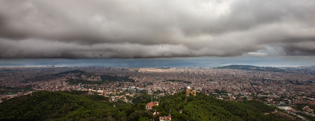 Vista panoràmica de Barcelona ennuvolada