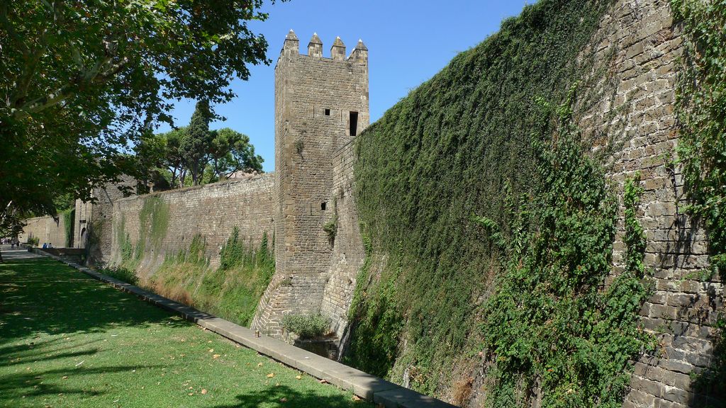 Muralla gòtica a l'avinguda del Paral·lel amb torres i el Portal de Santa Madrona