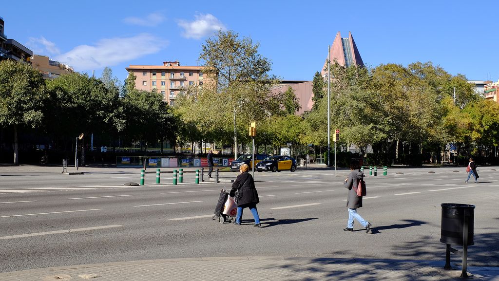 Avinguda Meridiana, tram central entre els carrers de Las Navas de Tolosa i de Felip II. Persones travessant incorrectament