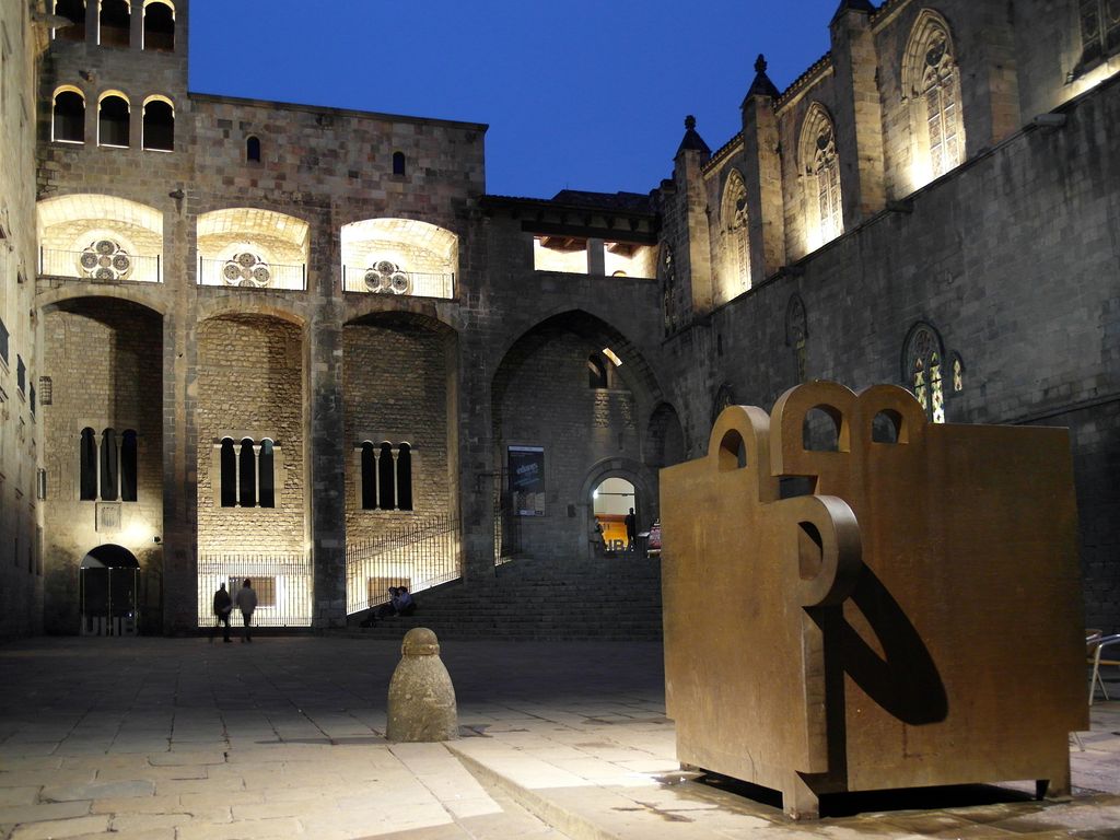 Plaça del Rei amb l'escultura Topos V de Chillida, la Torre del Rei Martí i la Capella de Santa Àgata