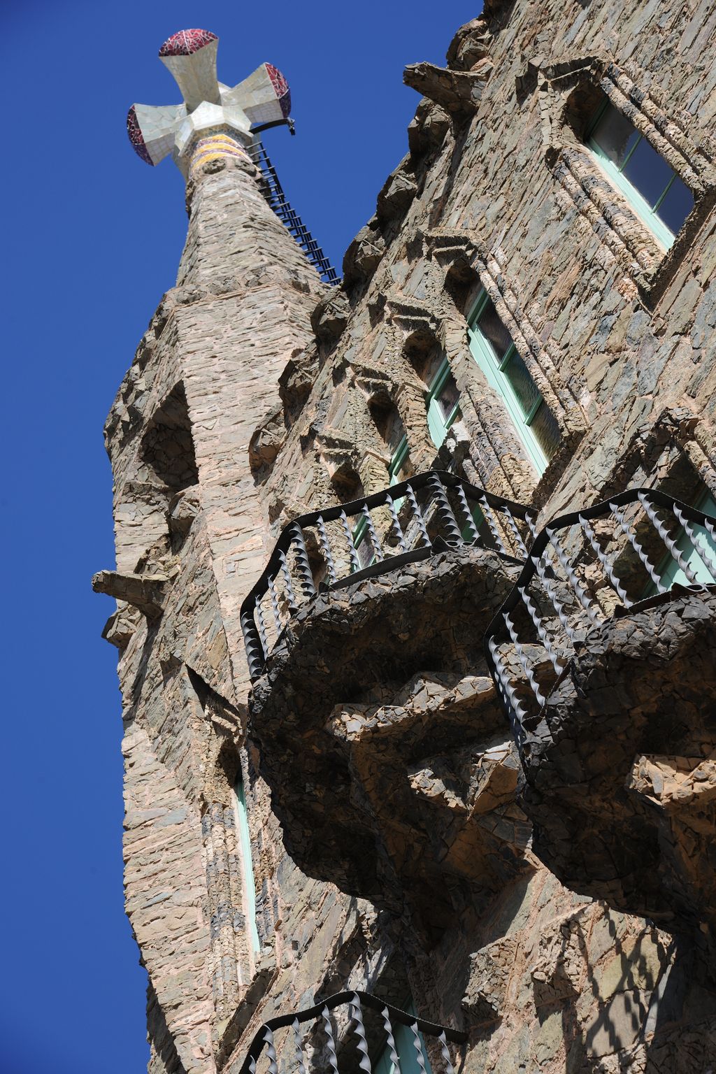 Torre Bellesguard - Casa Figueres. Façana amb balconades