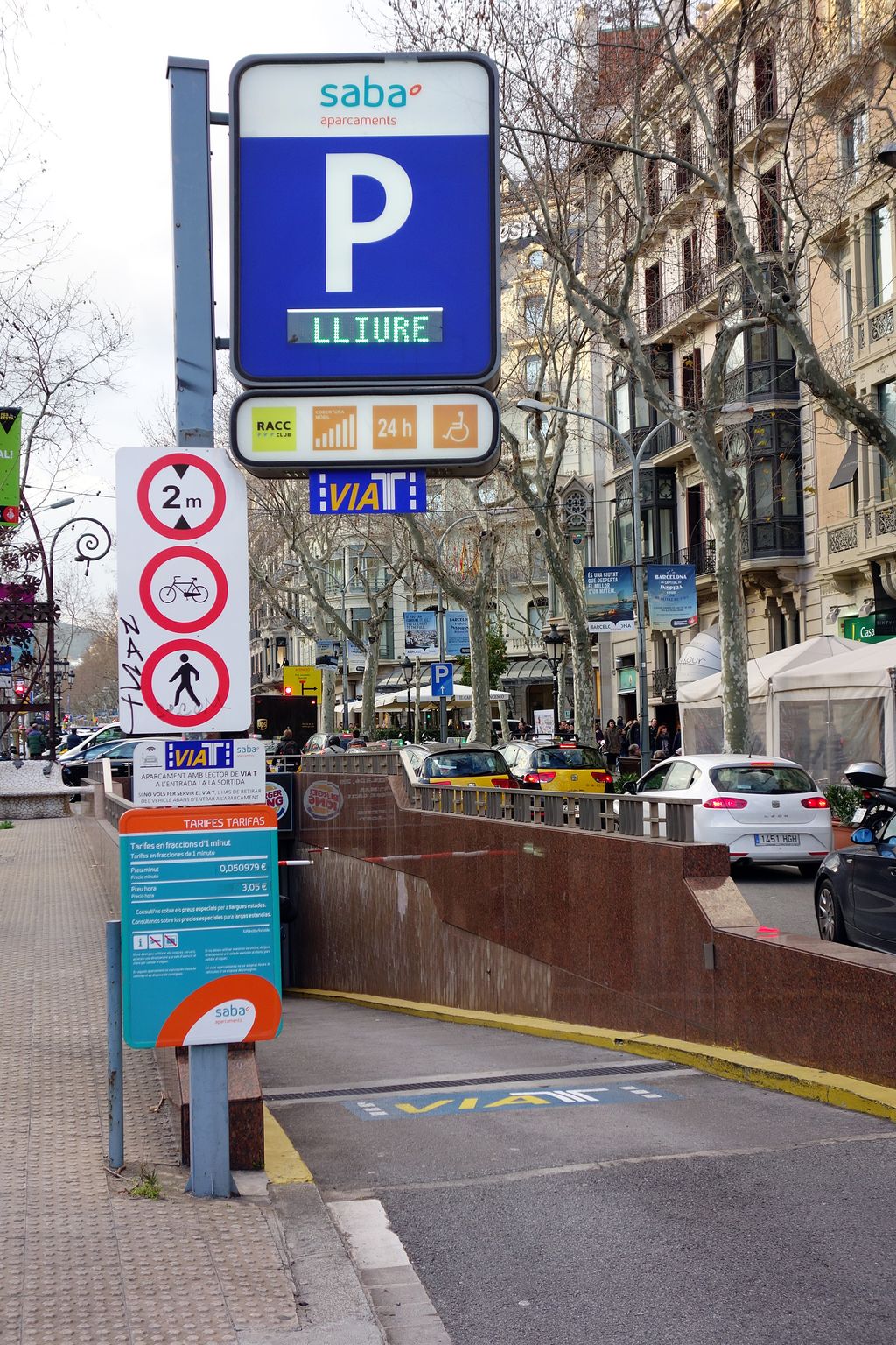 Aparcament al passeig de Gràcia. Rampa d'entrada