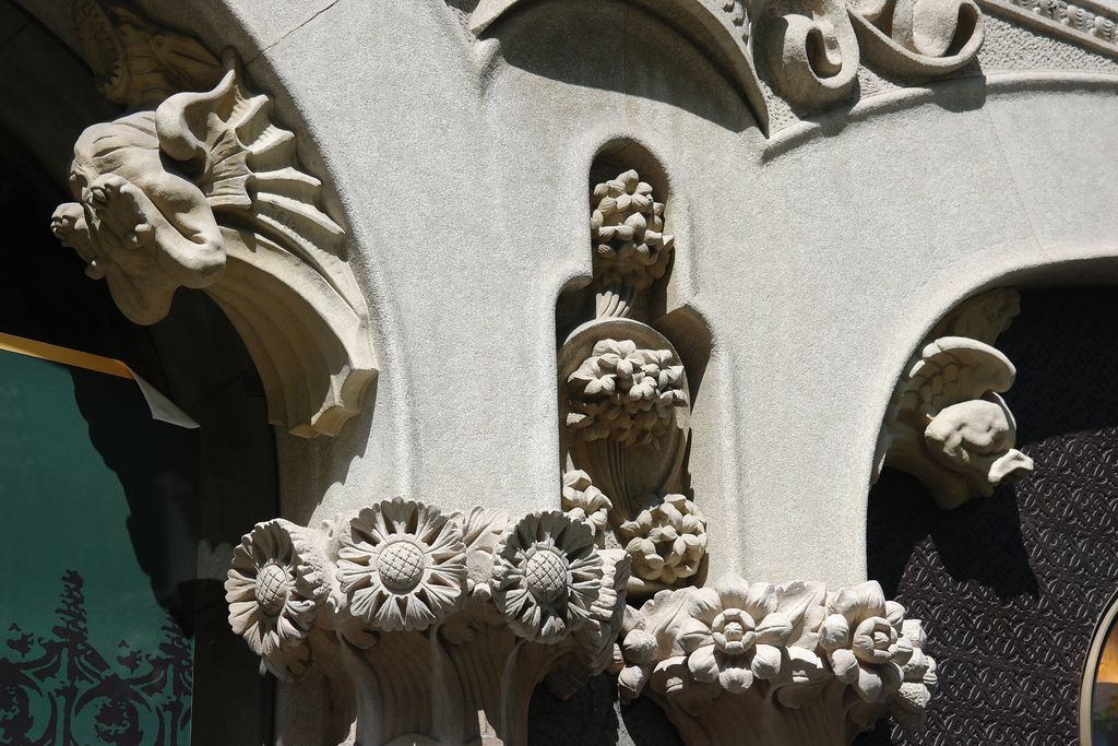 Casa Lleó Morera. Decoració de les finestres de la planta baixa