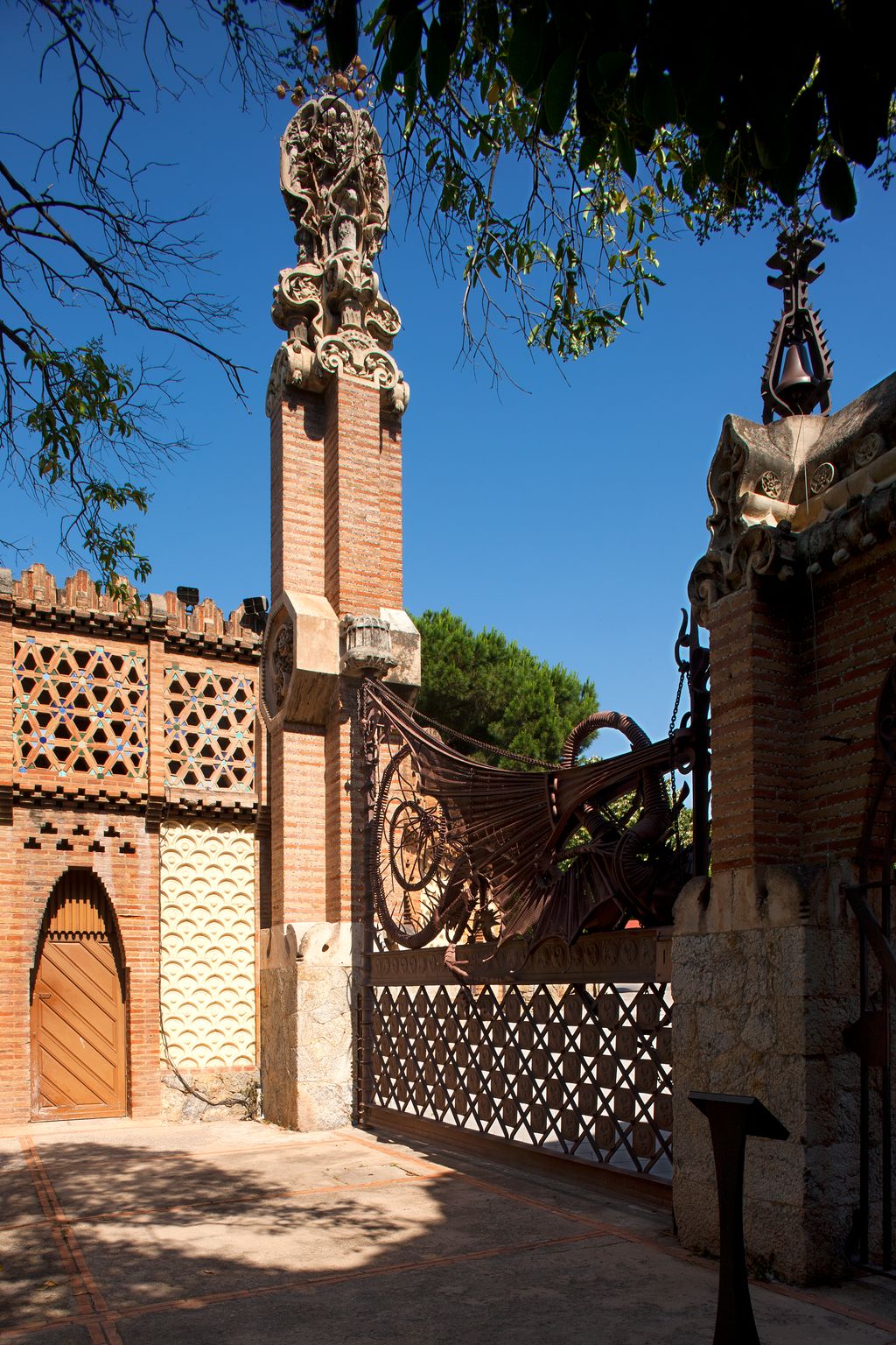 Pavellons Güell. Reixes de la porta d'entrada