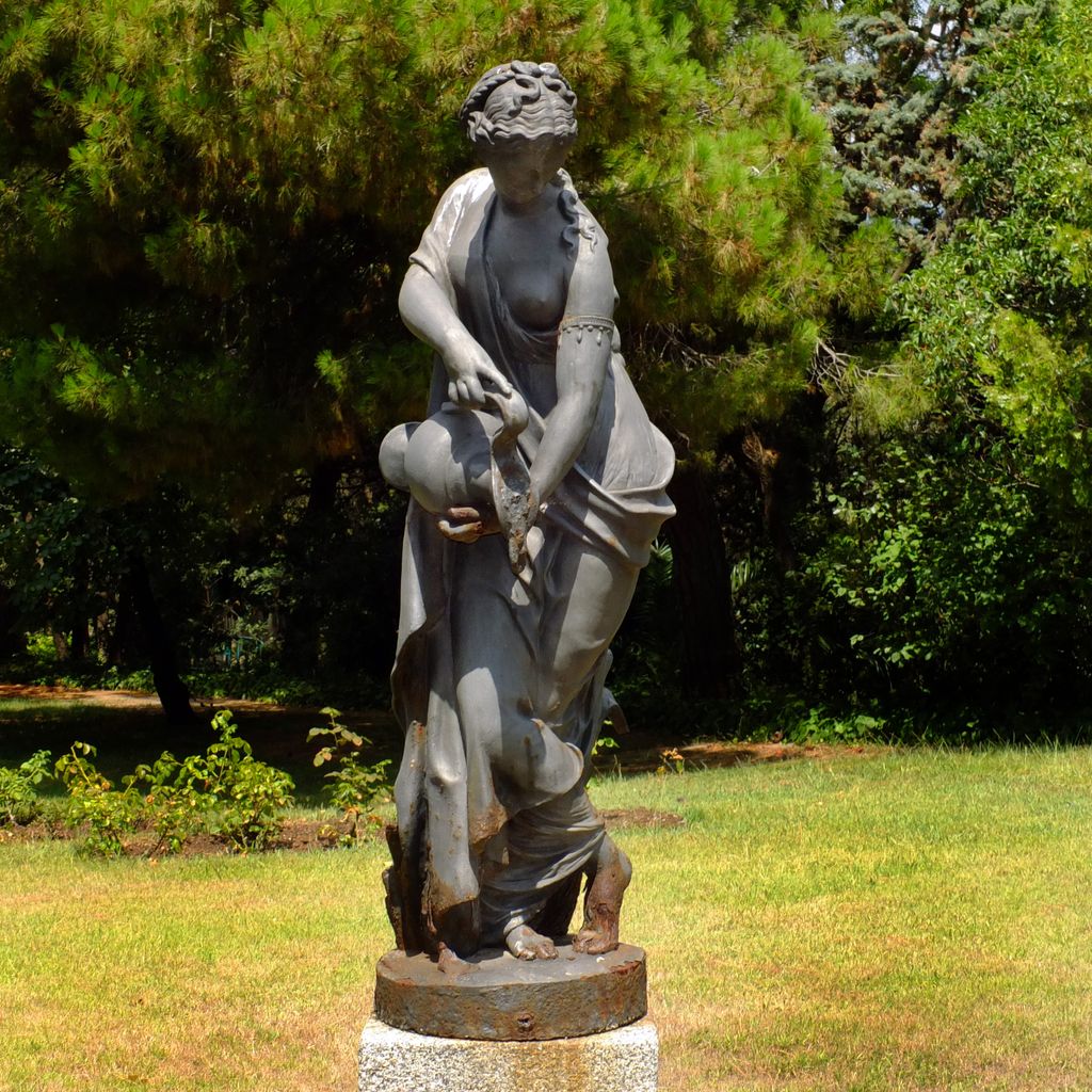 Escultures dels jardins de Joan Maragall. L’aiguadora, de Louis Sauregeau