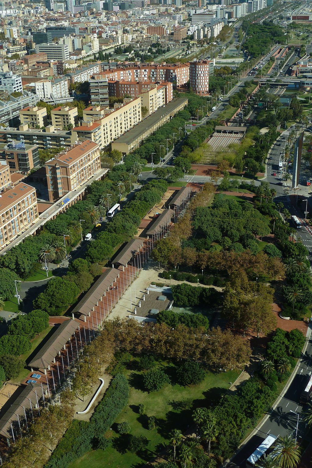 Vista aèria de la Vila Olímpica, amb el carrer de Salvador Espriu, el parc de la Nova Icària i la ronda del Litoral