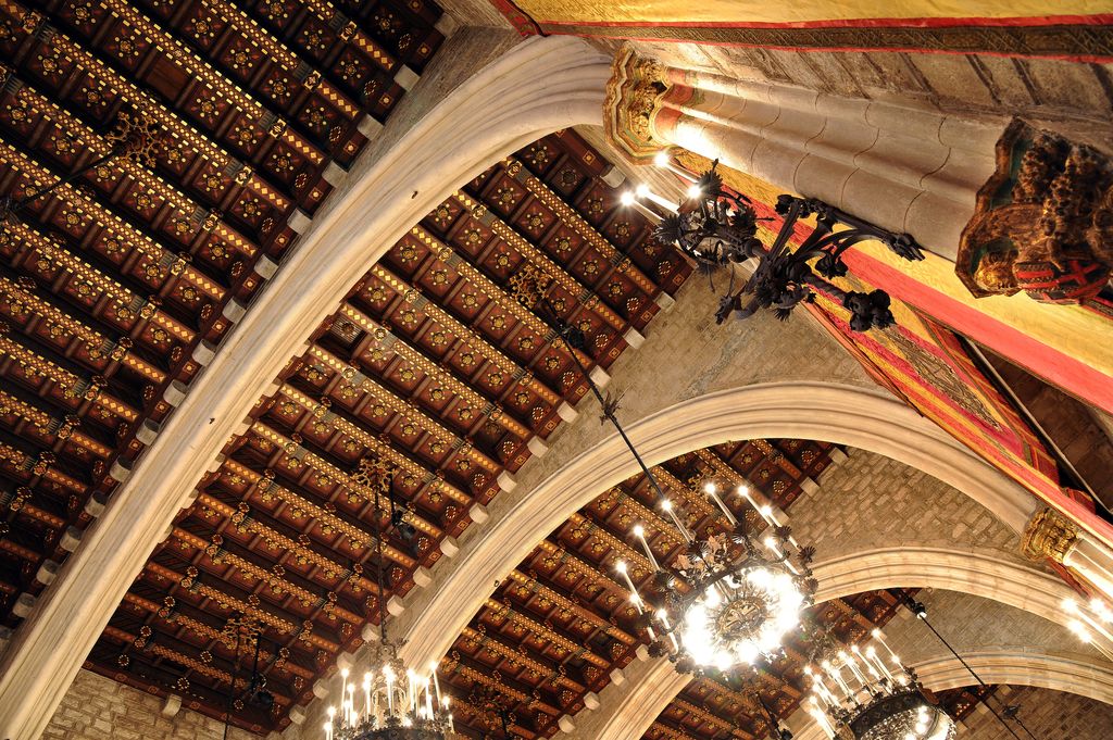 Saló de Cent. Sostre cassetonat i amb arcs de mig punt