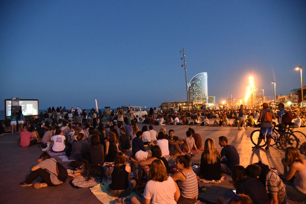 Cinema a la platja de Sant Sebastià a l'estiu