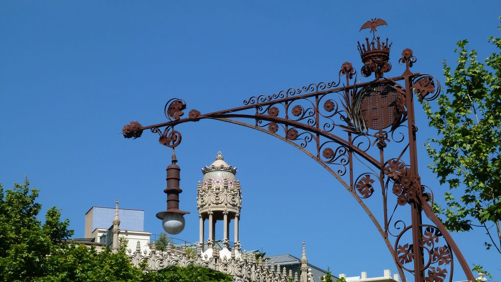 Casa Lleó Morera. Banc-fanal i templet de la casa