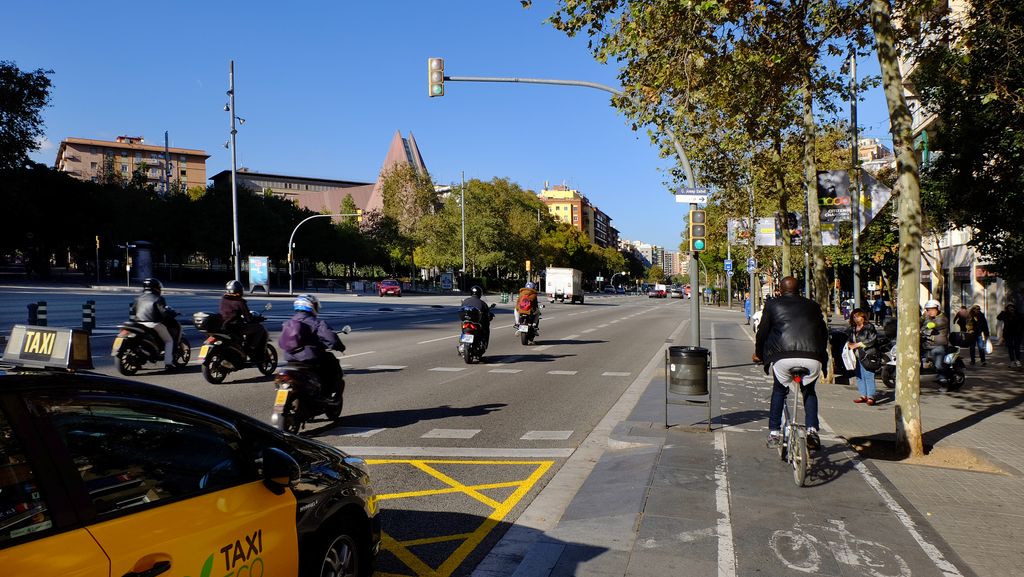 Avinguda Meridiana, tram central entre els carrers de Las Navas de Tolosa i de Felip II. Carril bici i de vehicles