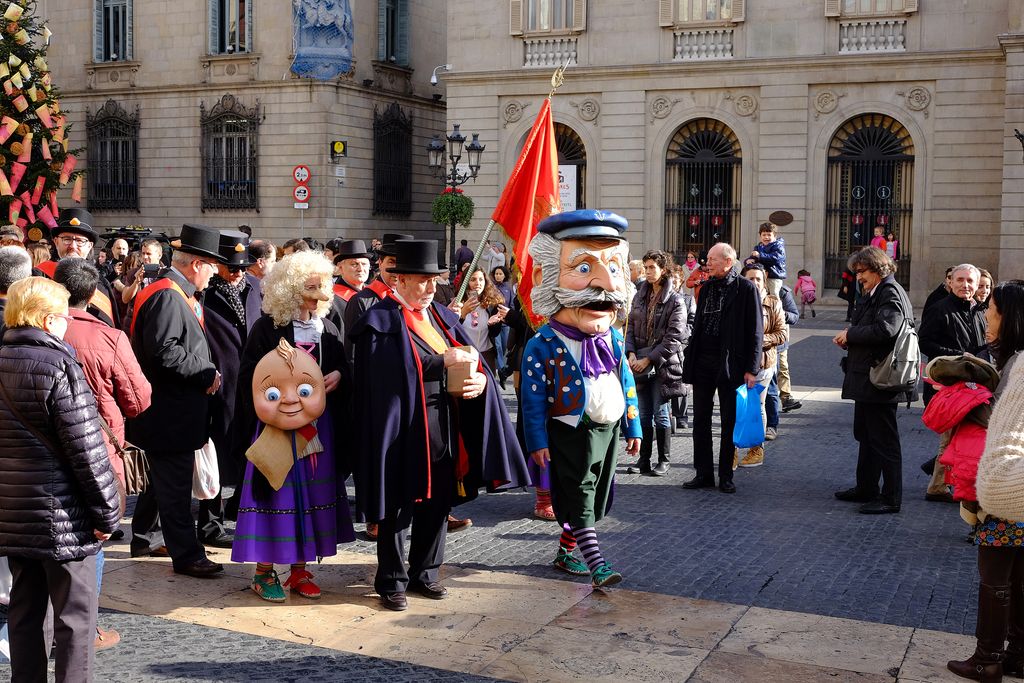 L'Home dels Nassos arribant a la plaça de Catalunya per a la recepció amb les autoritats