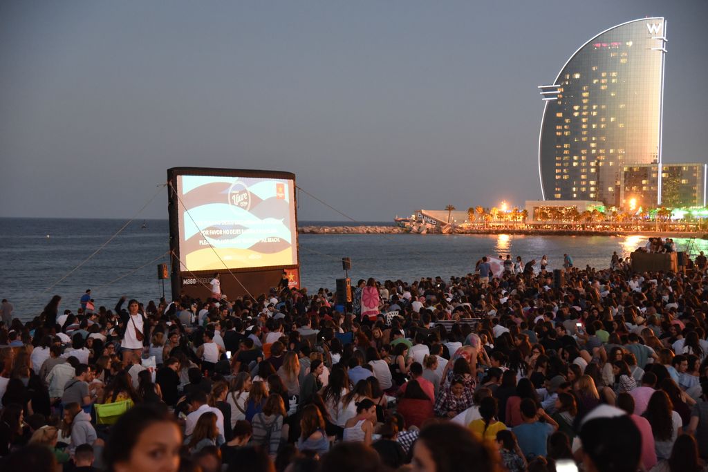 Cinema a la platja de Sant Sebastià a l'estiu
