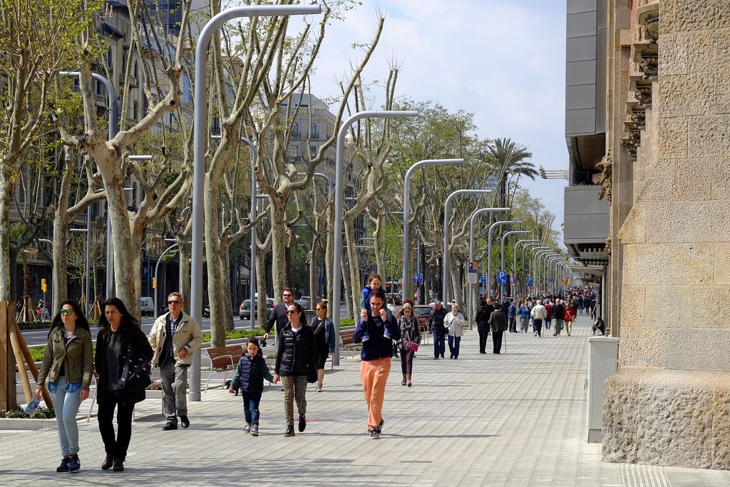 Viu la Diagonal. Vianants passejant a l'altura de la cruïlla amb el carrer de la Riera de Sant Miquel