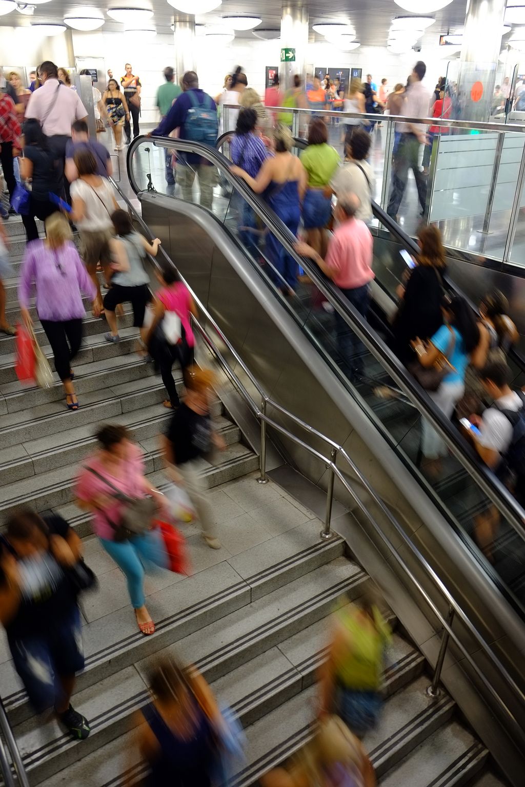 Estació de metro La Sagrera. Viatgers a les escales