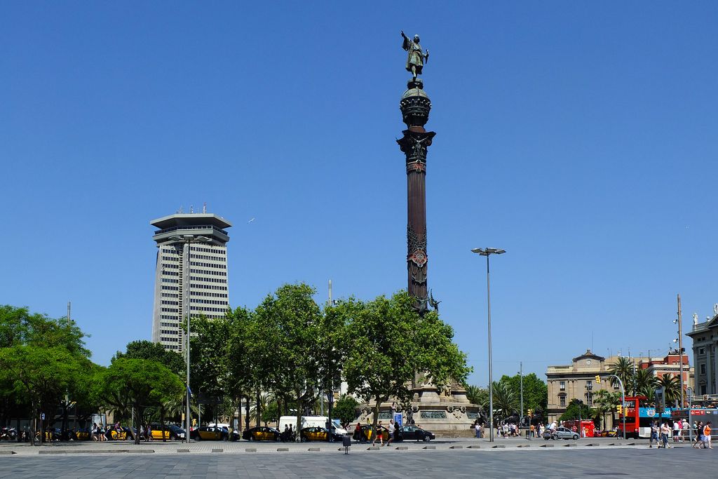 Monument a Cristòfor Colom i edifici Colon