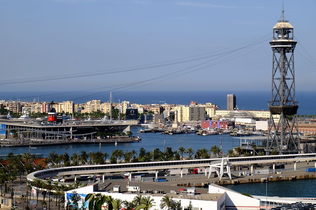 Vista del telefèric i del port de Barcelona des del Mirador del Poble-sec. Torre de Jaume I i Maremàgnum