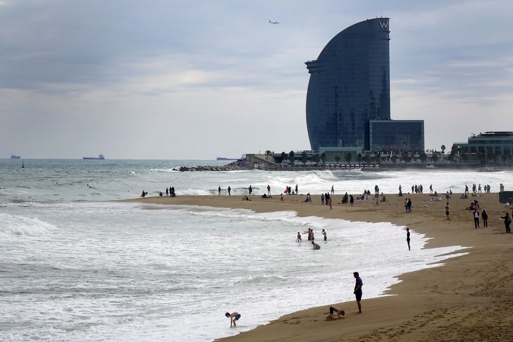 Platja de Sant Sebastià. Persones a la platja