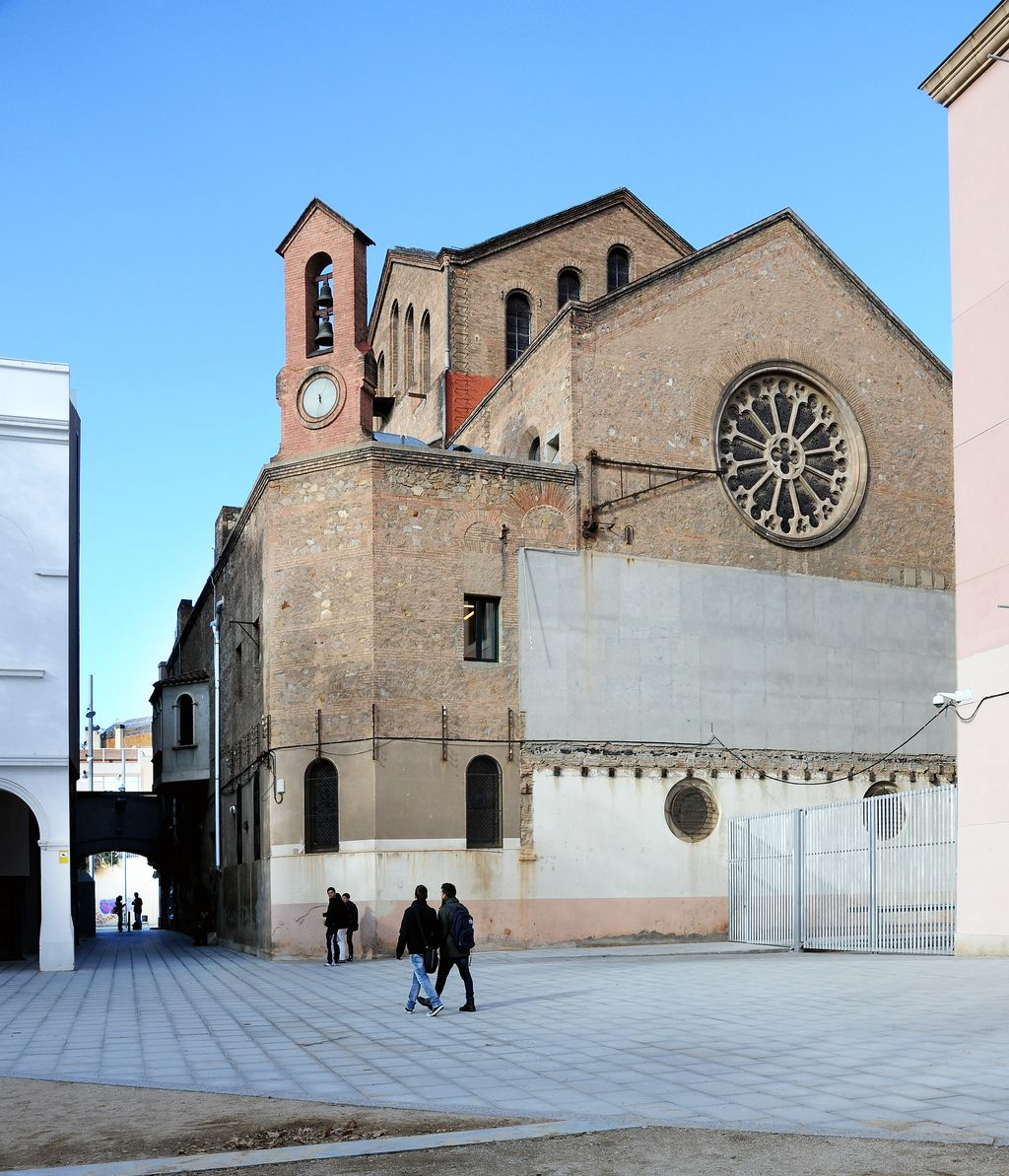 Casa de la Caritat. Capçalera de l'església de Santa Maria de Montalegre