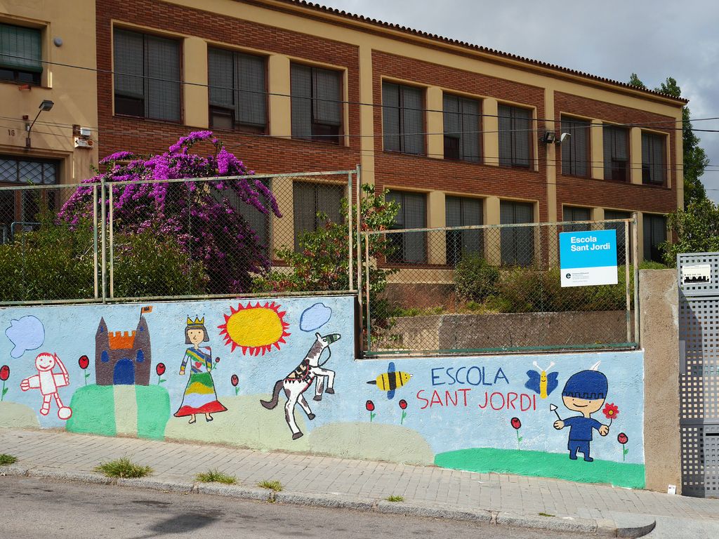 Escola Sant Jordi. Mur amb un mural del nom