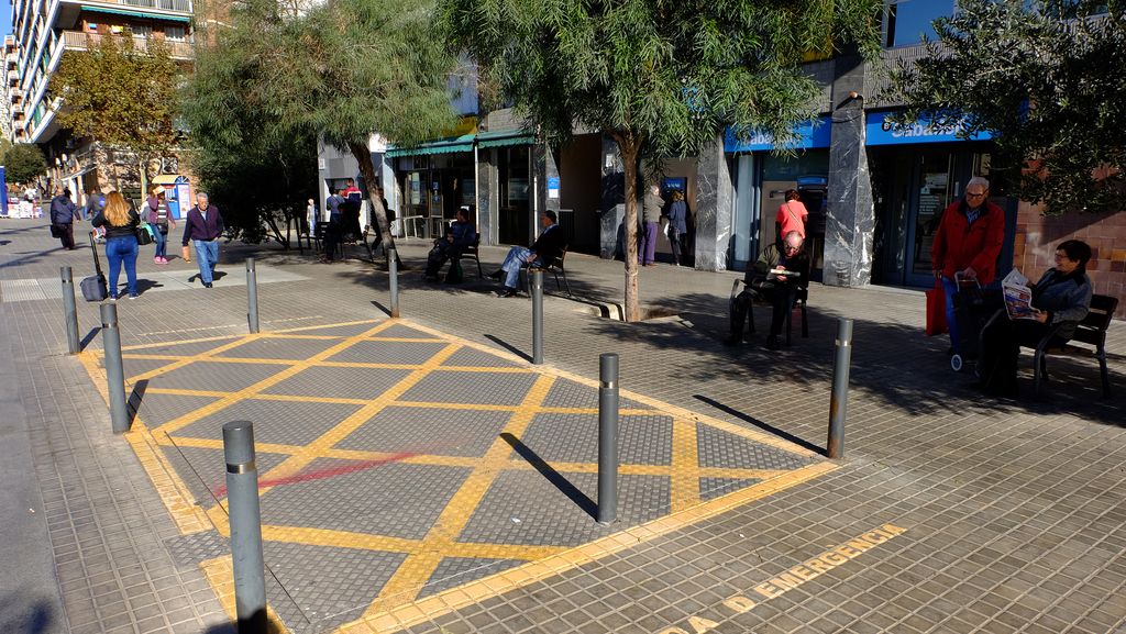 Avinguda Meridiana, tram entre els carrers de Las Navas de Tolosa i de Felip II (cantó mar). Sortida d'emergència del metro