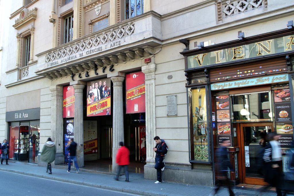 Teatre Poliorama. Entrada amb les obres en cartell