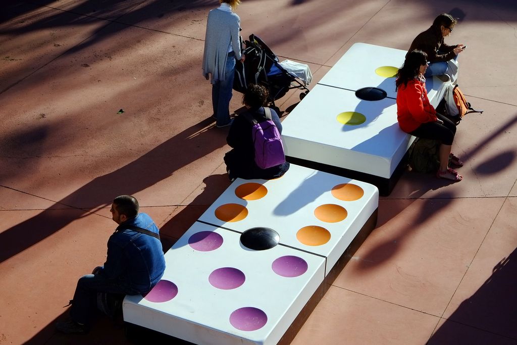 Parc d'Atraccions del Tibidabo. Bancs en forma de peces de dòmino gegants